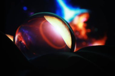 Astrolojik altyapı. Kehanetleri olan kristal küre. Yıldızların yıldız falı. Falcılık ve azim kaderi. Kristal küreli bir kahin.