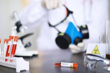 Laboratuvardaki bir bilim adamı viral zatürreenin tedavisi için ilaçları test ediyor. Hastalıklı hastaların Coronovirus kan testi. Dünya salgını.