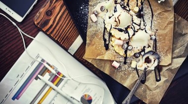 Doldurulmuş Viyana waffle 'ı. Kahve masası. Tatil için kahvaltıda güzel kokulu kurabiyeler..