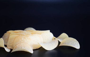 Patates ve mısır cipsi. Atıştırmalık tuzlu aperatif. Zararlı ürünler. Lezzetli cipsler.