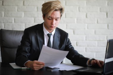 Klasik beyaz gömlekli genç Asyalı iş adamı.