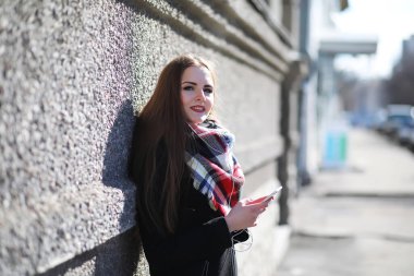 Güneşli bir günde yürüyüşe çıkan bir kız.