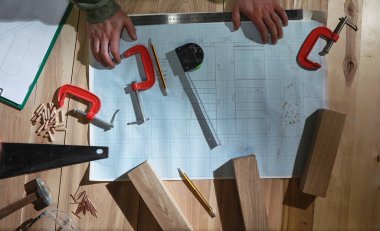 Üretim aşamasında aletler ve elektrikli testerelerle atölye çalışması