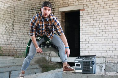 Sakallı hip-hop dansçısı genç bir adam.