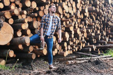 Sakallı hip-hop dansçısı genç bir adam.