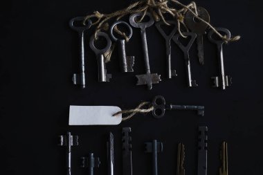Kilit için antika anahtarlar. Koyu taştan bir arka planda geçmişe dönük anahtarlar. Hedefe ulaşmak için yolu seçme kavramı.