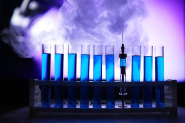 Test tüpü yeni sıvı çözelti potasyum mavisi taşar. Analiz reaksiyonu için çeşitli reaksiyonlar kullanılır. 