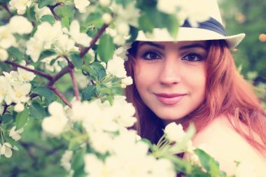 Elma ağacı çiçeğindeki kadın