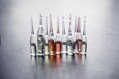 Kurbanları test etmek ve enfekte olanları tedavi etmek için ilaç ve test tüpleri. İlaçlı ampuller. İlaçlı test tüpleri..