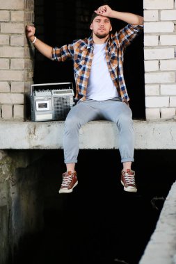 Sakallı hip-hop dansçısı genç bir adam.