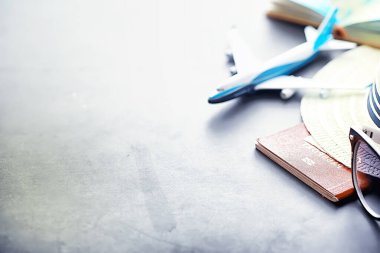 Seyahat konsepti. Turist aksesuarları uçuşta toplanıyor. Alkol, kamera, harita ögeleri.