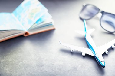 Seyahat konsepti. Turist aksesuarları uçuşta toplanıyor. Alkol, kamera, harita ögeleri.