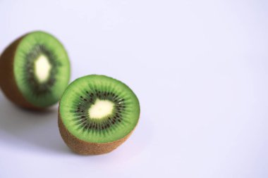 Bir kivi meyve silik bir backgroun üzerinde parçalara ayrılır