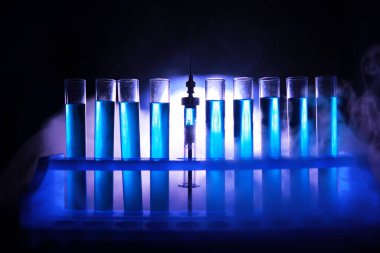 Test tüpü yeni sıvı çözelti potasyum mavisi taşar. Analiz reaksiyonu için çeşitli reaksiyonlar kullanılır. 