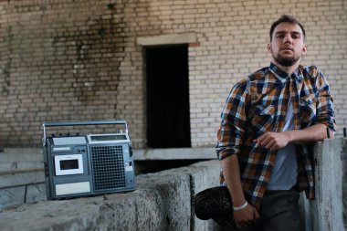 Sakallı hip-hop dansçısı genç bir adam.