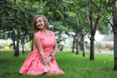 Parkta güzel bir kız yaz güneşli bir günde