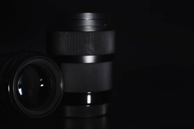 Operatör masasındaki kameraya görüntü. Fotoğraf merceğinin camında bir işaret fişeği. Siyah arkaplan ve fotoğrafçı tekniği.. 