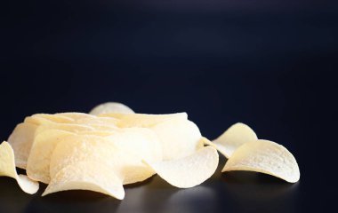 Patates ve mısır cipsi. Atıştırmalık tuzlu aperatif. Zararlı ürünler. Lezzetli cipsler.