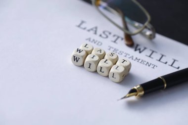 Yasal konsept. Son vasiyeti yazma prosedürü. Vasiyetnameli kağıtlar masada. Son arzunun ve vasiyetinin kaydı..