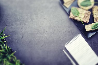 Düzgün beslenme. Sağlıklı bir yaşam tarzı. Diyet için kuru ekmek ruloları. Kilo verme ve sağlıklı bir yaşam tarzı. Masada sebzeli ve otlu ekmek ruloları..