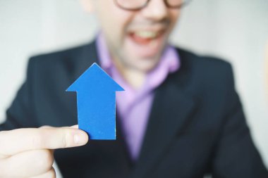 Finansal kriz. Kavram. Elinde para var. Ulusal para biriminin düşüşünün ok sembolü. Rus rublesi ve Amerikan doları arasındaki döviz kuru değişimi..