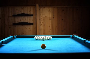3,5 metrelik havuzda parti. Kulüp oyununda erkekler için bilardo