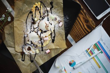 Doldurulmuş Viyana waffle 'ı. Kahve masası. Tatil için kahvaltıda güzel kokulu kurabiyeler..