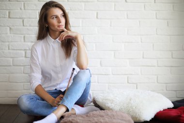 Yaratıcı beyaz bir stüdyoda çalışan güzel bir kız sanatçı.