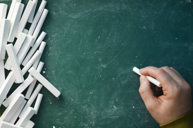 Tebeşir tahtası. Tahtaya yazmak için boya kalemleri. Öğrenme konsepti. Okulda tebeşir tahtası..