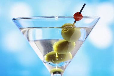 Seyahat konsepti. Turist aksesuarları uçuşta toplanıyor. Alkol, kamera, harita ögeleri.