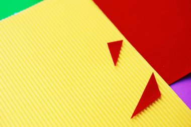 Renkli kağıtlar, renkli kağıtlardan parlak paletler, gökkuşağı renkleri. Renkli kağıt ve makaslı üst görünüm tablosu.