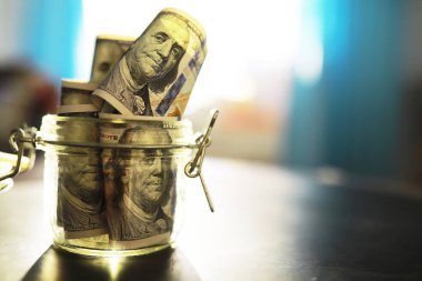 Nakit para büyük bir yığının içinde finans geçmişi olarak. Kağıt paralar kapansın. Üst görünüm