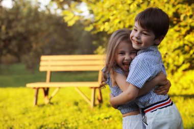 Yazın yürüyüşe çıkan çocuklar. Çocuklar kırsalda şımarır. Kahkaha ve su sıçratma.