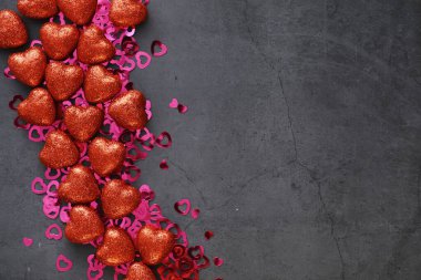 Romantik bir geçmiş. Aşk ve ilişki kavramı. Karanlık arka planda kalp şeklinde figürler. Sevgililer Günü kartı..