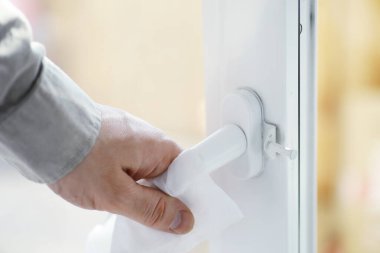 Ev temizliği konsepti. Yüzeylerin tozunu sil. Dezenfektan kapısı TV elektriğini kontrol ediyor. Evdeki karantinada hijyenik tedavi.