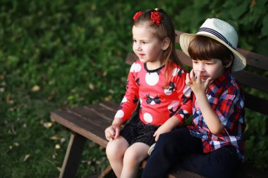 Sonbahar parkında yürüyüşe çıkmış çocuklar. Yaprak parkta düşer. - Aile. Düş! Mutluluk.