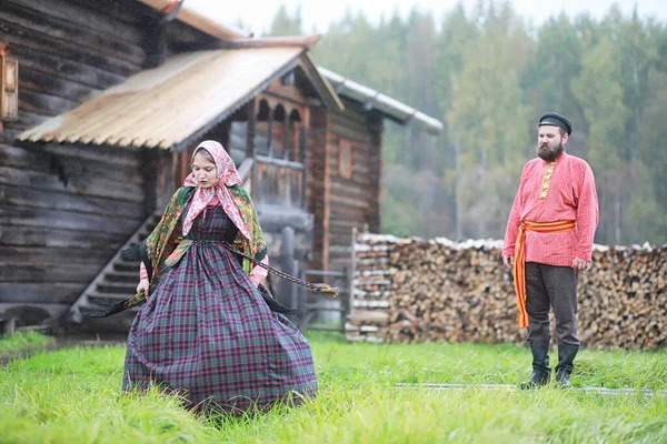 传统的斯拉夫宗教仪式采用乡村风格 夏天在户外 斯拉夫村农场 穿着雅致长袍的农民 — 图库照片