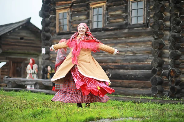 전통적 슬라브식 의례가 러시아식으로 여름에 야외에서 슬라브 농민들 — 스톡 사진