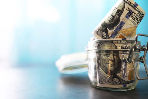 Денежные средства в большой куче в качестве финансового фона. Бумажные деньги закрываются. Вид сверху