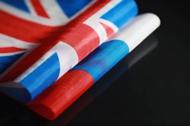 Diplomatik ilişkiler kavramı. Amerika Birleşik Devletleri ve Rusya Federasyonu bayrağı. Siyasette yaptırımlar baskı.