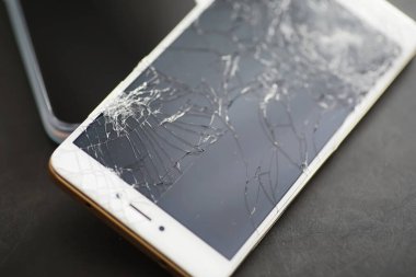 Camı kır. Kırık ekran. Bozuk telefon. Kırık cam arka plan. Camdaki beyaz çatlaklar.