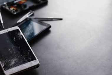 Kırık dokunmatik ekranlı akıllı telefon. Cep telefonu bozuk. Telefon bozuldu. Cep telefonuna kırık cam takmak. Akıllı telefon onarımı.