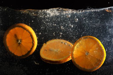 Olgun tatlı portakala su damlaları. Metnin için kopyalama alanı olan yeni Mandarin arkaplanı. Vejetaryen ve vejetaryen kavramı.