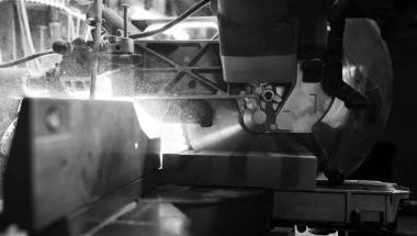 Üretim aşamasında aletler ve elektrikli testerelerle atölye çalışması