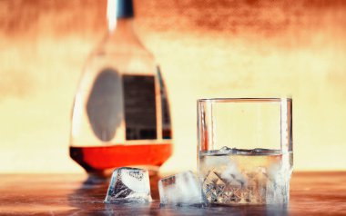 Bar tezgahında buzlu bir bardak sert alkol. Bardakta soda ile viski. Alkollü içki reklamı..