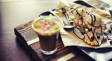 Doldurulmuş Viyana waffle 'ı. Kahve masası. Tatil için kahvaltıda güzel kokulu kurabiyeler..