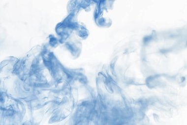 Suyun içinde bir tutam boya. Sudaki boyanın çözülmesi. Su kirliliği. Sanat yaratıcılığı kavramı.