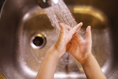 Hijyen kuralları. Yemekten önce el yıkama. Sabunlu antibakteriyel eller. Virüs enfeksiyonunu önlemenin yolu. Coronavirus koruması.