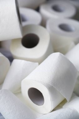 Tuvalet kağıdı rulo halinde. Kar beyazı, yumuşak, üç katmanlı tuvalet kağıdı. Hijyen ürünleri eksikliği. Birincil koruma ve dezenfeksiyon.