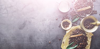 Bir poşet kahve. Kahve çekirdekleri masada kavrulmuş. Pişirmek için yapraklı kahve çekirdekleri.